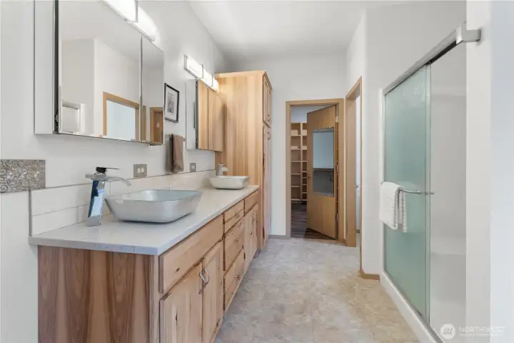 Luxurious primary ensuite