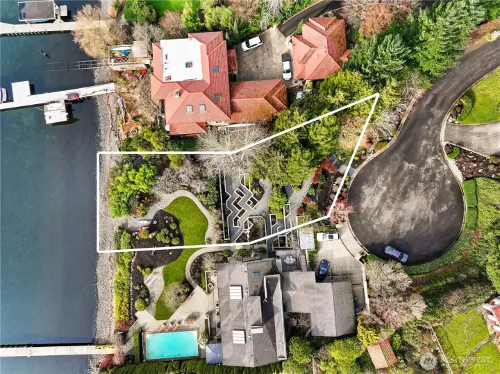 Rare southwest-facing Lake Washington waterfront homesite on Kirkland’s coveted Juanita Point, offering commanding, unobstructed views across the widest expanse of the lake to Mount Rainier, sparkling waters, city lights, rose-colored sunsets, and constant maritime activity, with frequent sightings of herons and eagles.