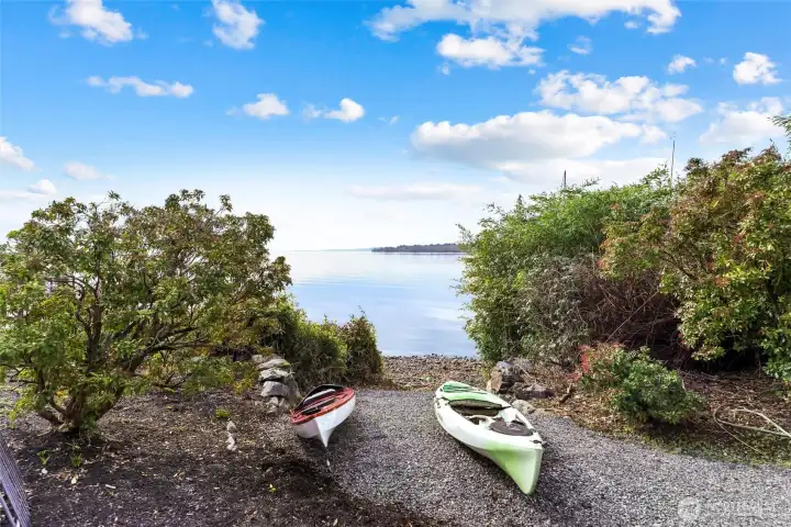 A true waterfront retreat, the property includes mature gardens and level waterside areas with direct lake access, providing immediate enjoyment of Lake Washington’s world-class recreational lifestyle—from renowned waterfront dining and Opening Day festivities to Fourth of July fireworks, Seafair events, Christmas Ships, and worldwide cruising via the Ballard Locks.