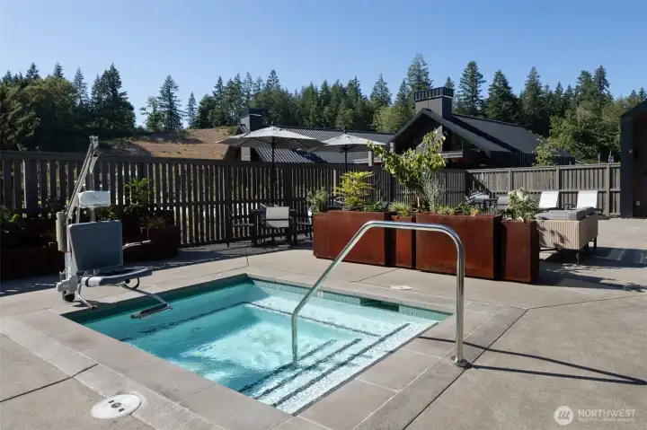 If hot tubs are more your thing- come on in.  EVERYTHING at The Ovation is impeccably maintained.  Crystal clear water and pristing patios are the norm.