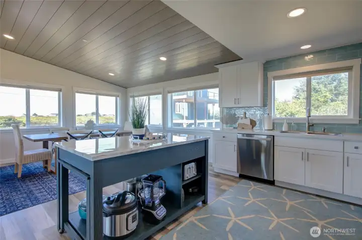 The upper unit boasts views towards the jetty and marina. Enjoy the beauty while cooking, playing games, or relaxing.