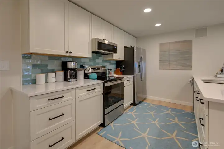 The freshly renovated kitchen has everything you need!