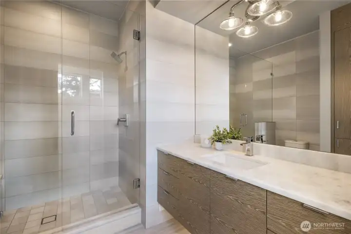 En-suite bath for 2nd Bedroom