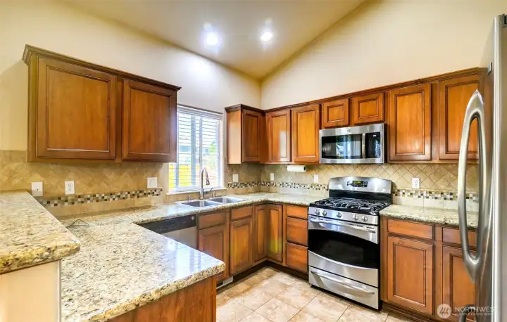 Kitchen w/Granite countertops