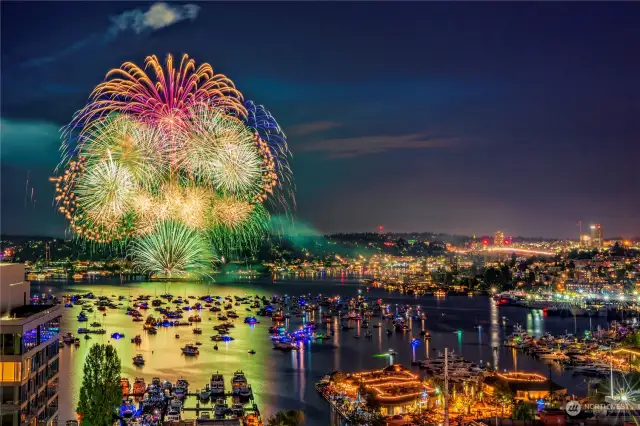 Positioned perfectly for observing the 4th of July fireworks and Duck Dodge sailing race, as well as treating yourself to breathtaking sunrise views over the lake, offering a front-row seat to the beauty and excitement of Lake Union living.