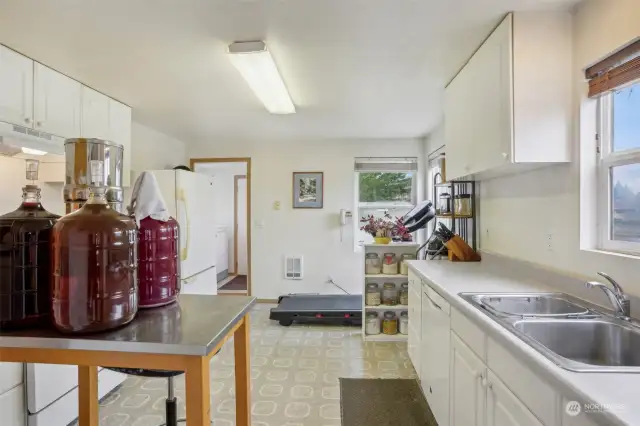 Kitchen leading into mudroom