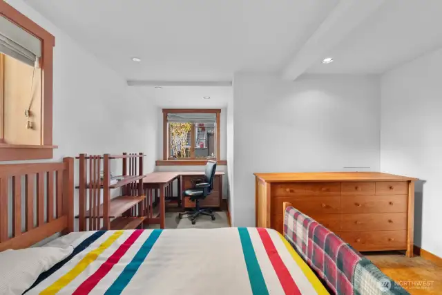 Office nook in 1st bedroom