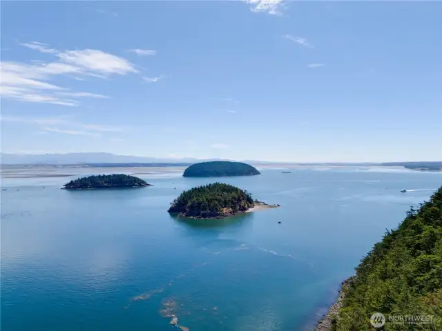 Views of Saddlebag, Huckleberry and Hat Island