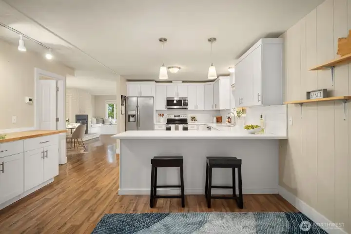 Kitchen with breakfast bar