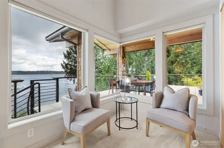 Imagine curling up with a good book in this setting!