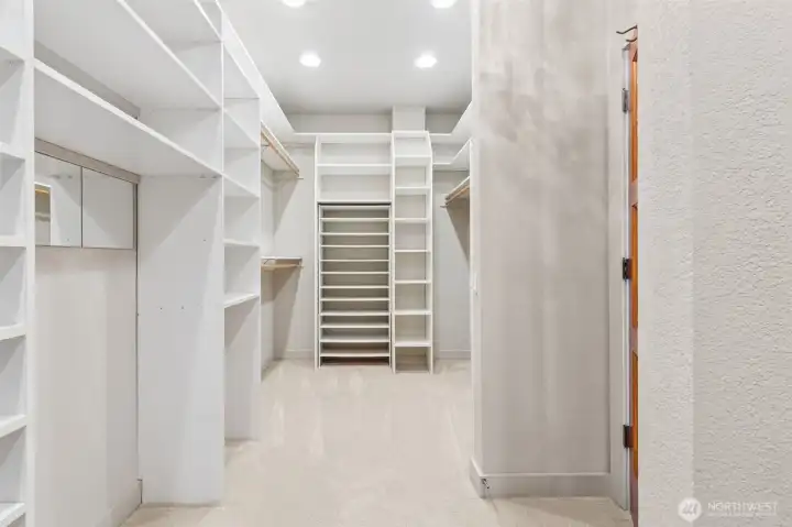 This closet is the dream set-up for the organizer in all of us!