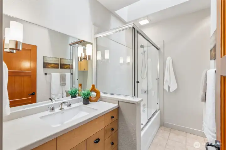 Guest ensuite bathroom that's pretty as a picture