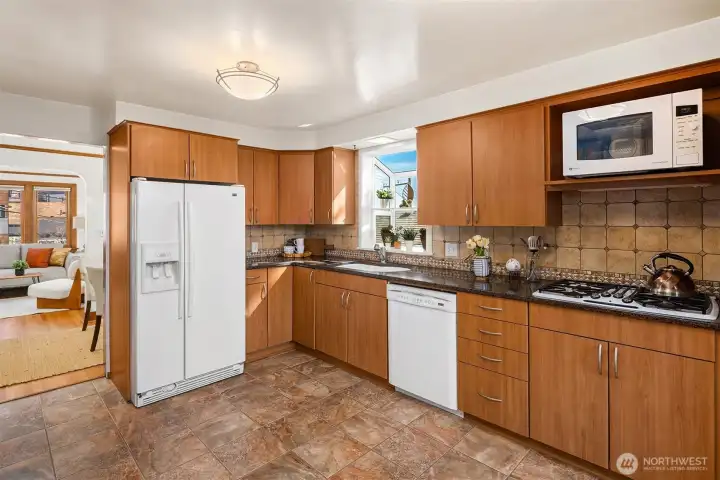 Beautifully updated large kitchen