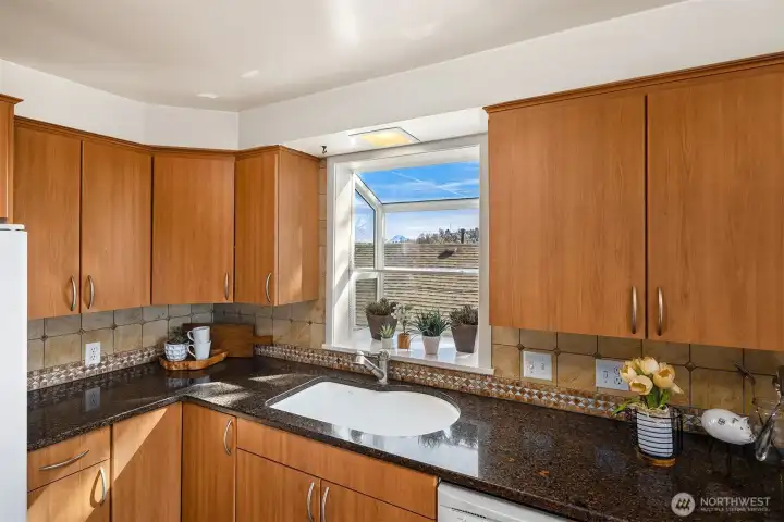 Fantastic views of the Cascades and Mt Rainier while you wash your dishes in the large kitchen
