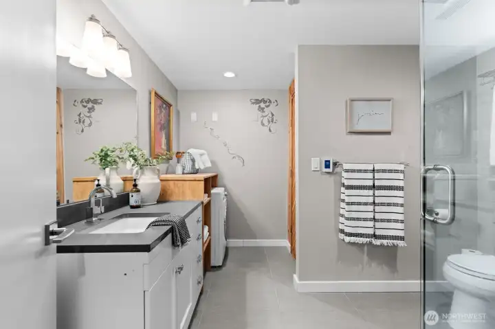 Refreshed downstairs bath with W&D