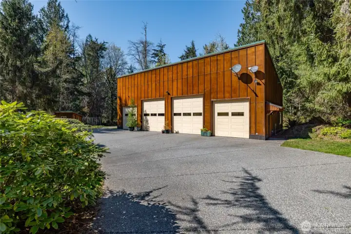 Two 10-ft and two 12-ft doors on this huge shop.