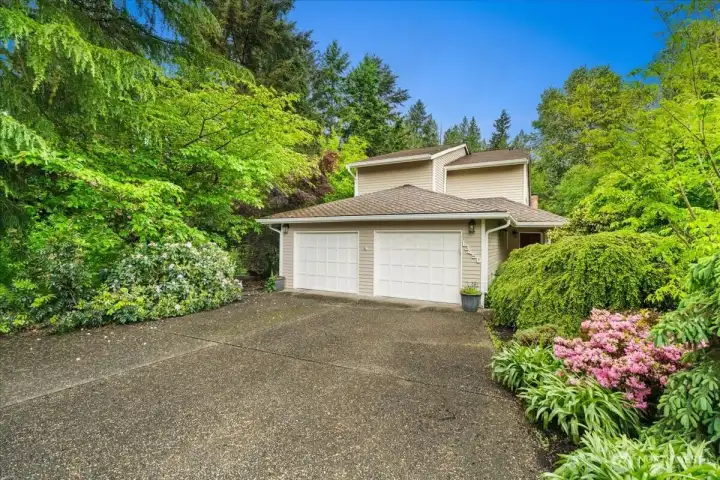 This is a meticulously maintained home on a very private culdesac in the desirable Meridian Valley Country Club neighborhood.