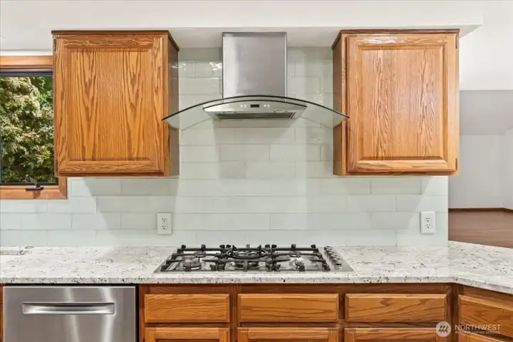 5 burner cooktop and very cook fan.