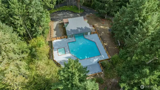 Community pool/hot tub
