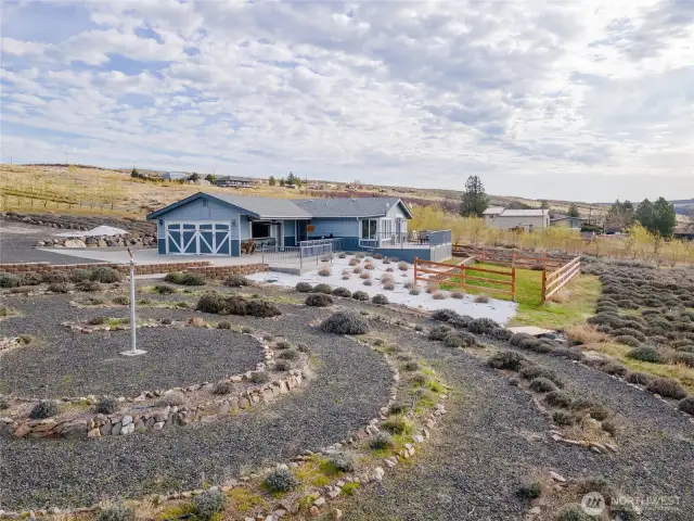 Beautifully updated MFH to use as primary home or Airbnb.