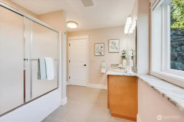 LL guest suite bath