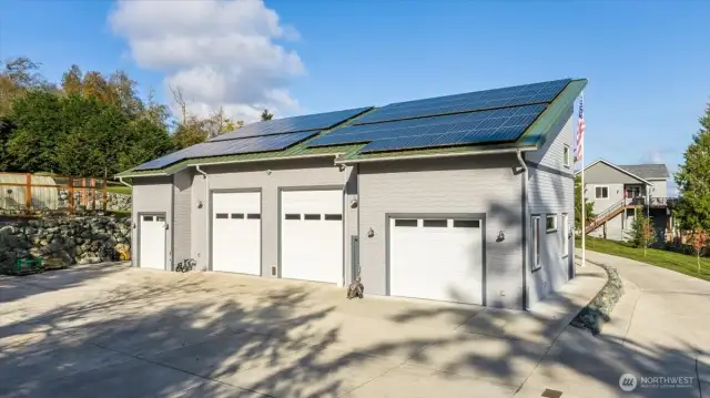 4,000+sqft shop features 6 insulated garage doors and ~41Kw solar array = 109 375W solar panels