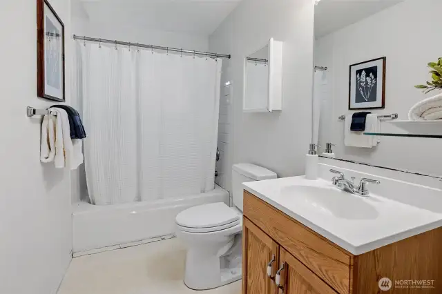 The main bath.