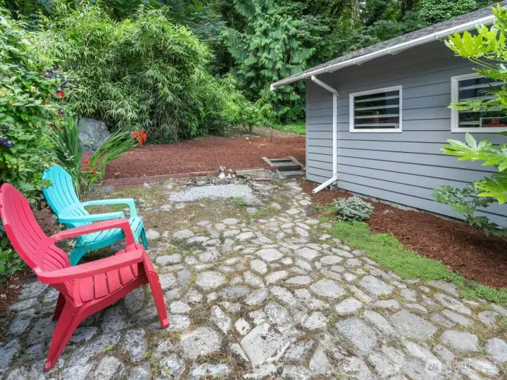 Small garden space with nature behind the house. The trees in the back are part of the greenbelt.