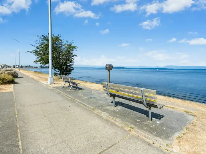 Walk across Alki Avenue from the house for a better view of the Sound. Safe shared Bike & Pedestrian lane for a brisk jog, or walk to the beach in 10 mins. Popular Cafe and Restaurants are within walking distance.