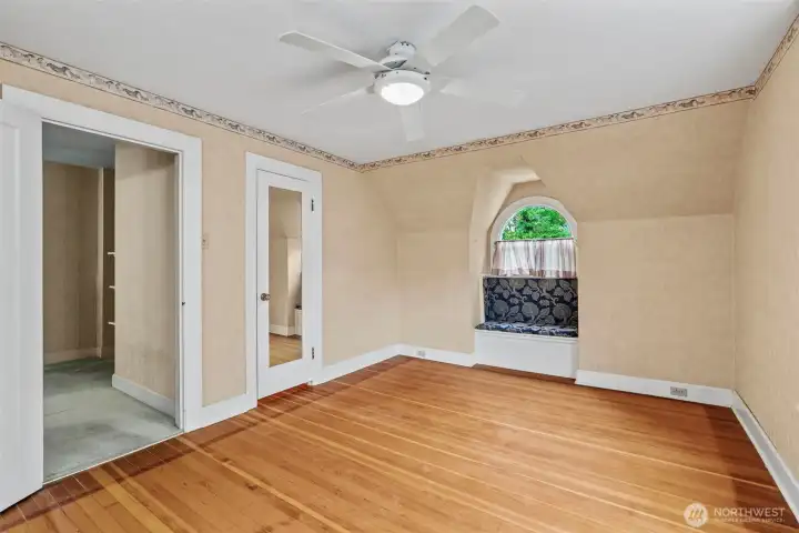 Large bedroom 2.