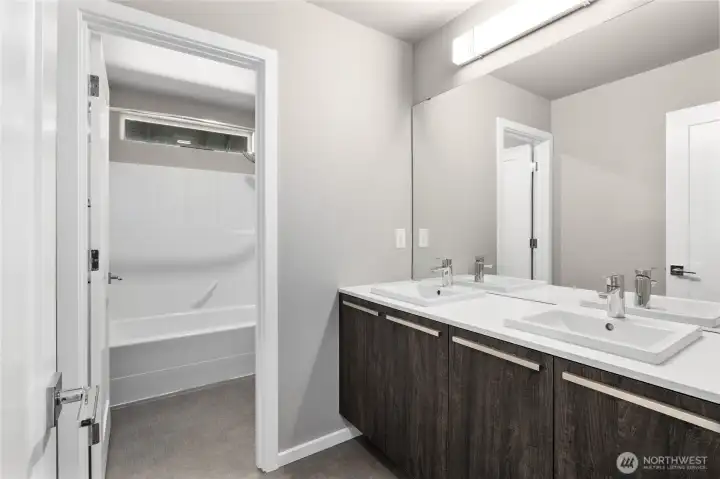 Full guest bath upper level