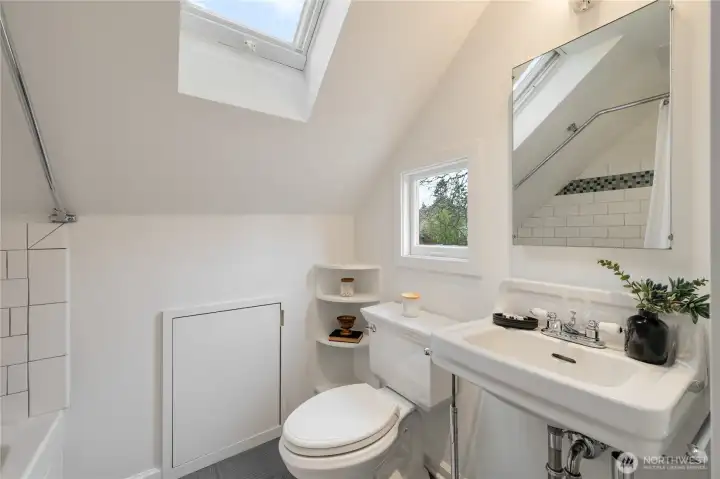 2nd floor full bathroom