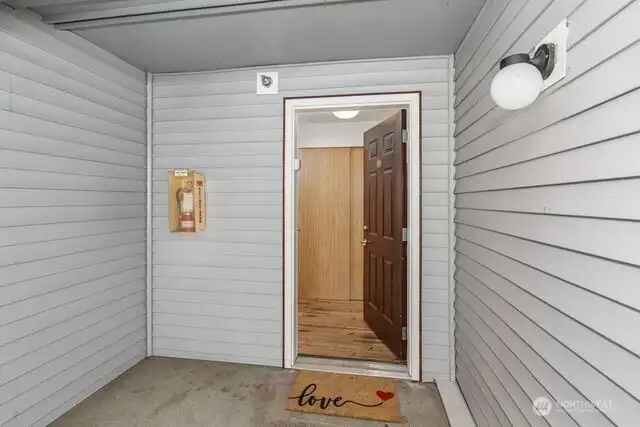 Perfect entry with guest closest