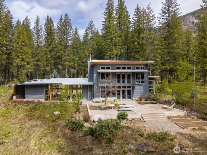 This stunning south-facing home is a short scenic drive from heart of the Mazama community.