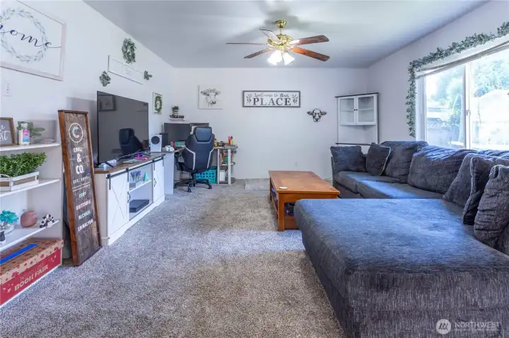 604- Living rm