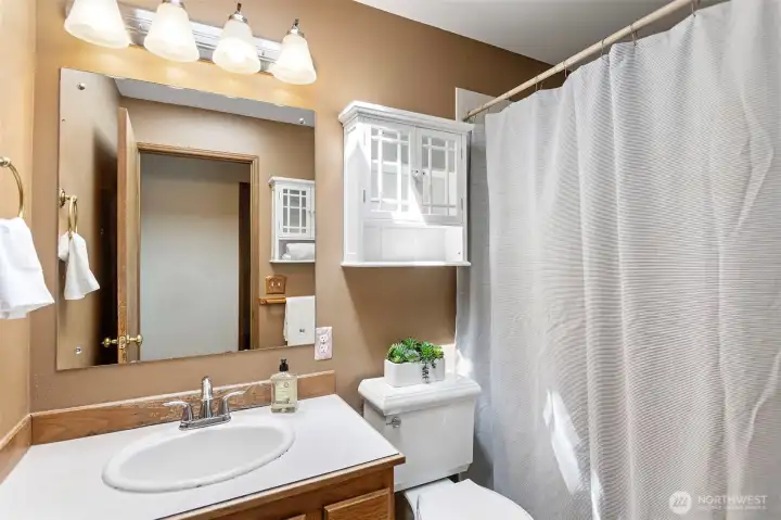 Full bathroom off hallway
