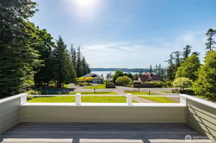 Deck views to the lawn and water. Deck views to the lawn and water.