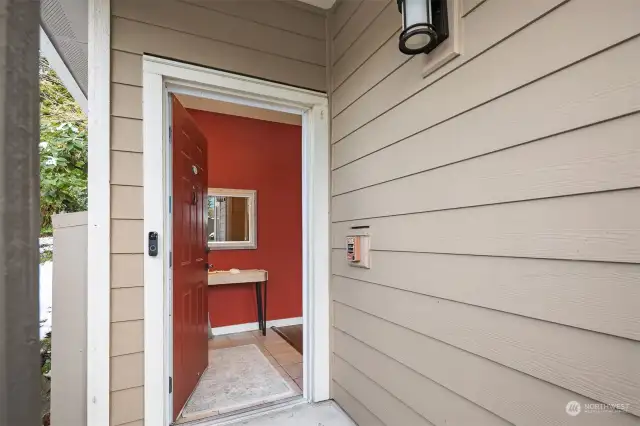 Oversized entry to this 3 bedroom/2 bath unit.