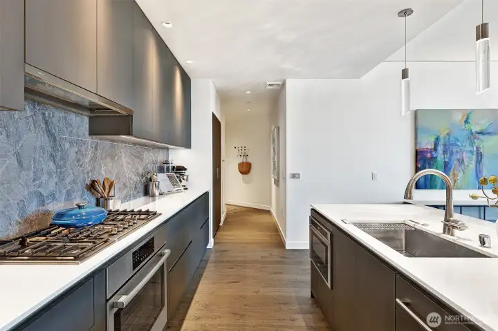 Gas cooking, tons of storage, high-quality finishes, Bosch appliances - this is urban luxury at its finest.