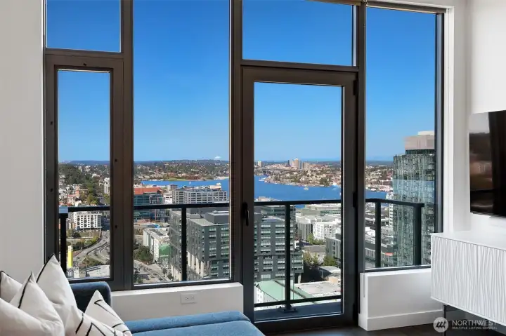 You truly will never tire of watching sail boats and sea planes cruising across Lake Union.