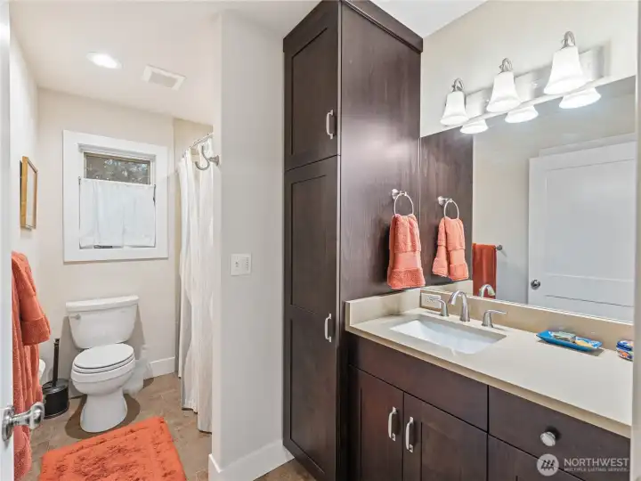Full bathroom. Walk in closet behind the door