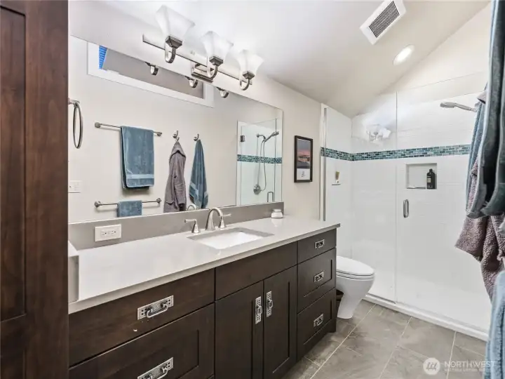 Upstairs bathroom w/ heated floors