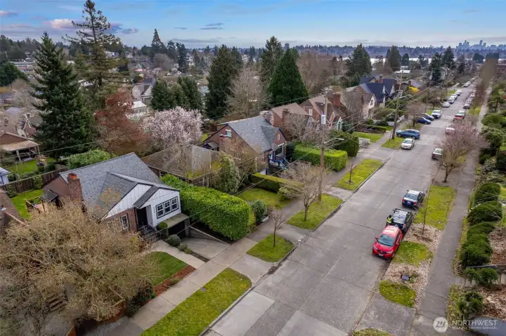 5 minute stroll to everything vibrant around Green Lake! Restaurants, long walks, endless people watching, watercraft, blue heron, fishing.....the list goes on and on.