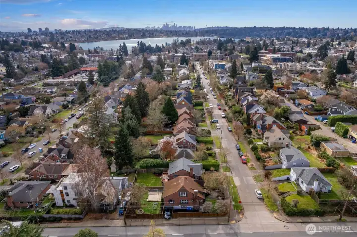 5 minute stroll to everything vibrant around Green Lake! Restaurants, long walks, endless people watching, watercraft, blue heron, fishing.....the list goes on and on.