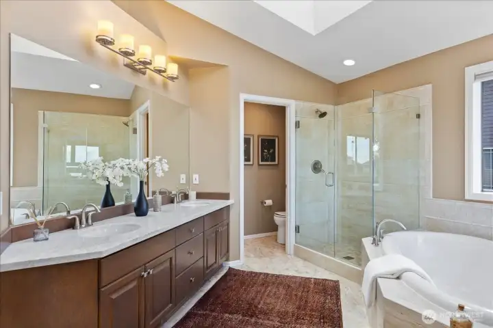 5 piece bath with walk-in closet