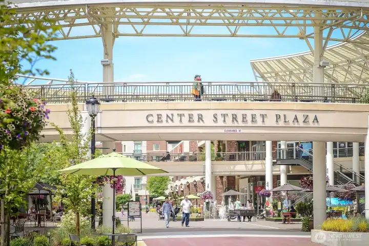 So close to everything Redmond! Redmond Town Center, Marymoor Park, Microsoft and more.