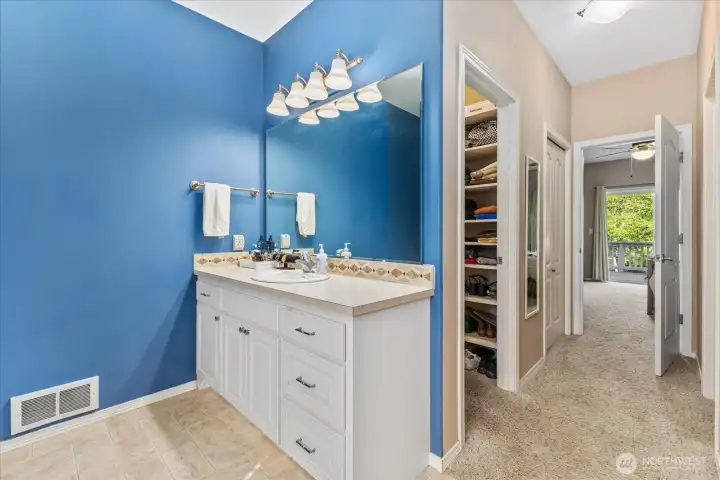 2 walk-in closets