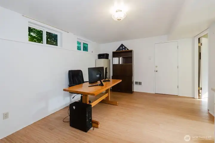 Den/office could be converted to 2nd kitchen