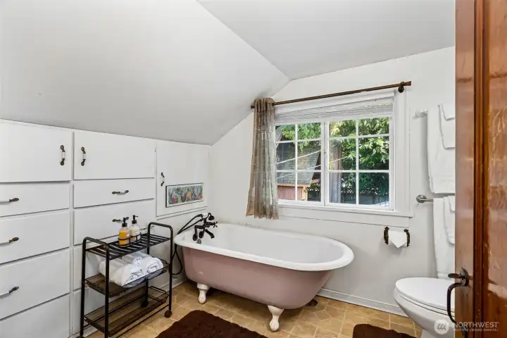 Vingtage style cast iron tub with hand held shower.