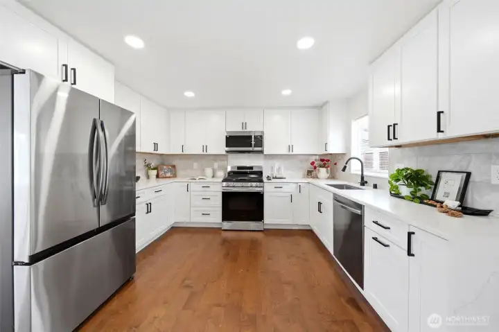 U shaped kitchen with plenty of cabinet space and new appliances
